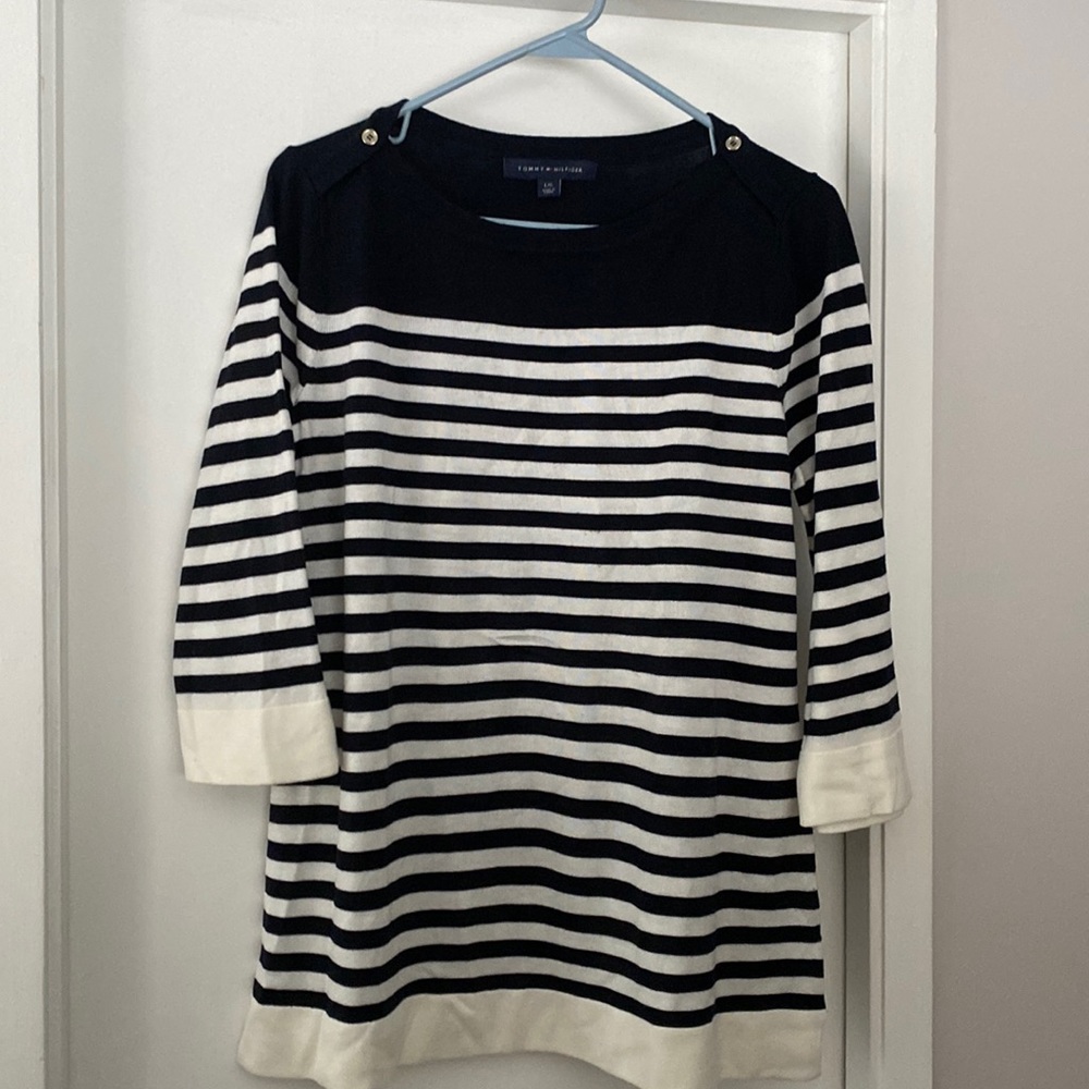 Large Tommy Hilfiger 3/4 sleeve pullover top. Size Large.